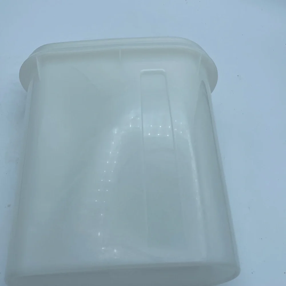 VTG Tupperware store n pour beverage buddy pitcher 1 quart white #792-2